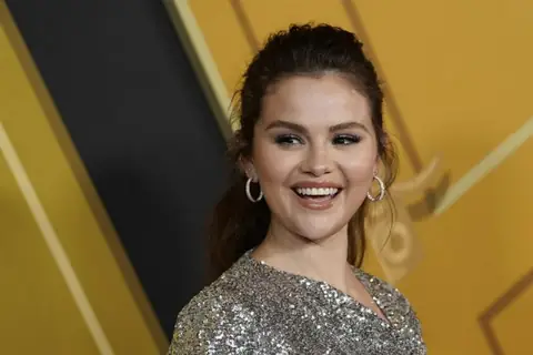 Selena Gomez Brings “Wallpaper Flower Nails” From The ’70s To The New Fashion Trend